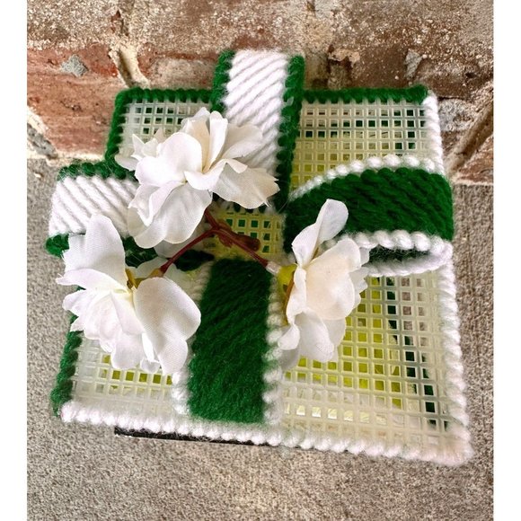 VTG St Patricks Day Trinket Box Handmade Plastic Canvas Shamrock Brooch Pin Bow - Picture 2 of 12